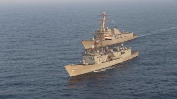 Barcos de la marina de EE.UU. y de Egipto ayudan a garantizar la seguridad y estabilidad marítimas en el Mar Rojo.