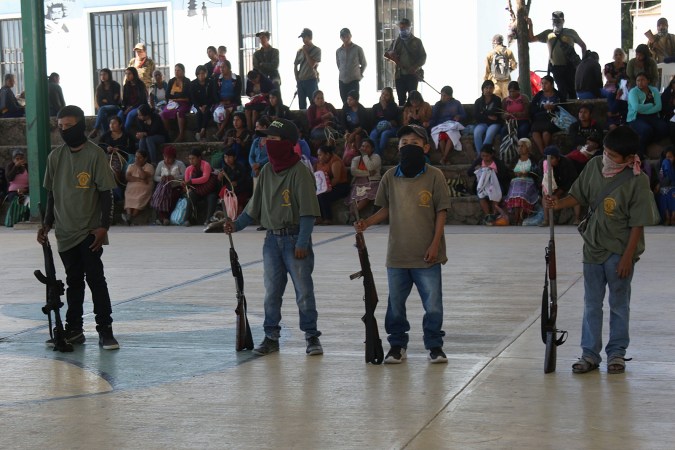 FOTO: Niños al sur de México reciben armas para defenderse del crimen organizado