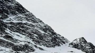 Morskie Oko (Poland), 31/01/2024.- A genral view of an avalanche over Morskie Oko in the Tatra Mountains, south Poland, 31 January 2024. A large snow avalanche came down from Marchivna Pass onto the frozen surface of Morskie Oko, breaking the ice in the lake. (Avalancha, Polonia) EFE/EPA/GRZEGORZ MOMOT POLAND OUT