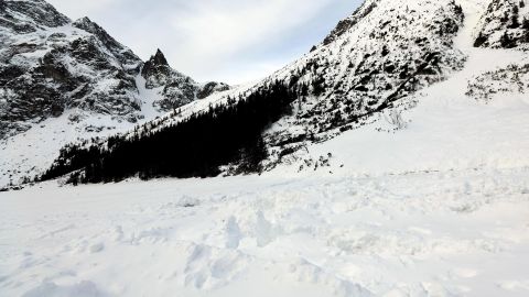 Morskie Oko (Poland), 31/01/2024.- A genral view of an avalanche over Morskie Oko in the Tatra Mountains, south Poland, 31 January 2024. A large snow avalanche came down from Marchivna Pass onto the frozen surface of Morskie Oko, breaking the ice in the lake. (Avalancha, Polonia) EFE/EPA/GRZEGORZ MOMOT POLAND OUT