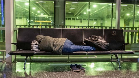 Los inmigrantes utilizan algunos recintos públicos para tratar de pasar la noche