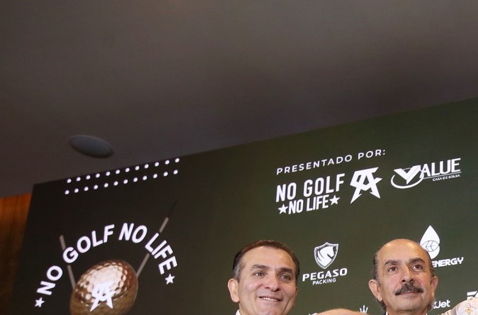 En esta foto, Carlos Bremer aparece a un lado de Saúl Álvarez, a quien le ayudó a crecer como empresario. /Foto: Agencia Reforma