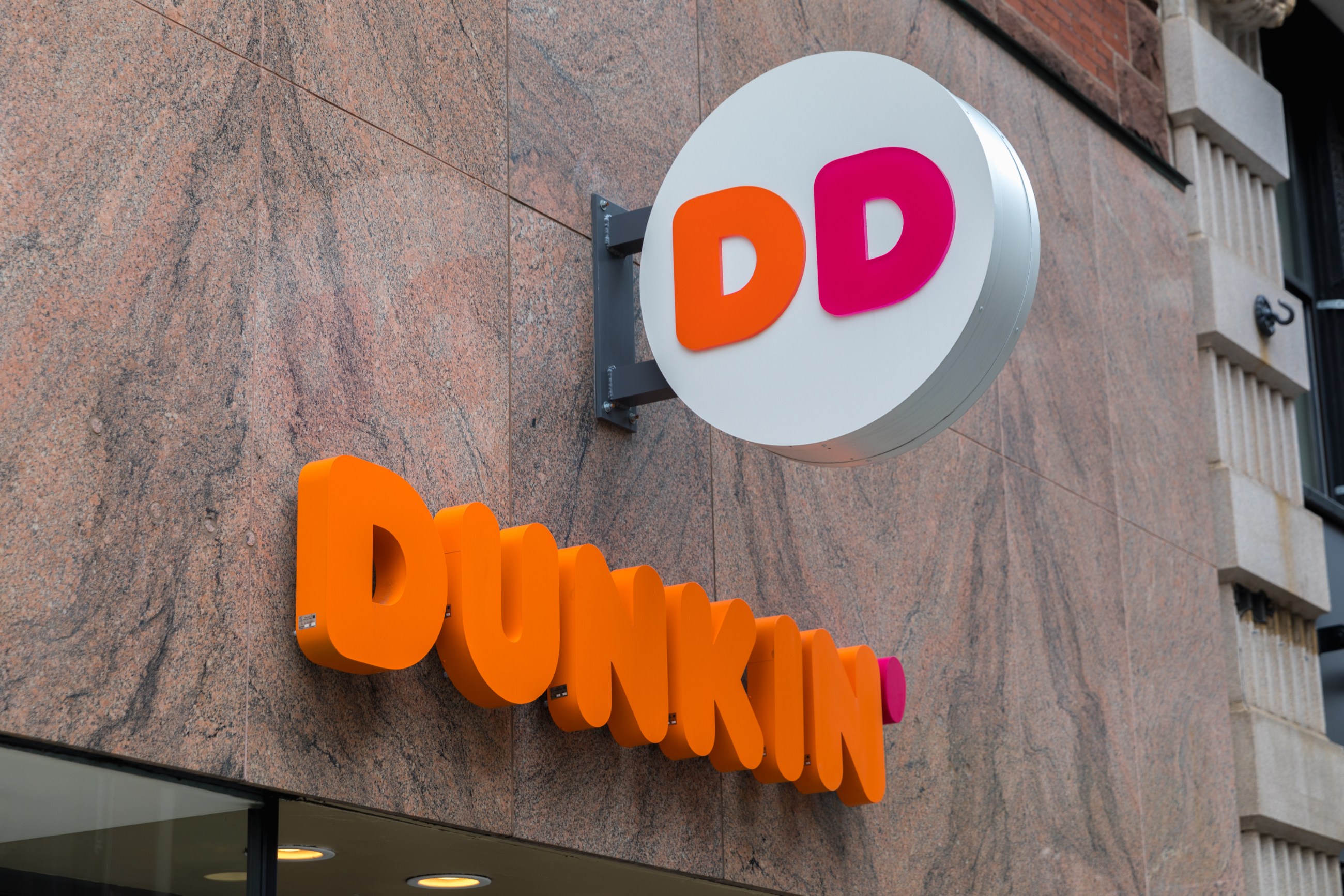 Dunkin Donuts, en problemas: enfrenta juicio millonario por leche vegetal -  La Opinión