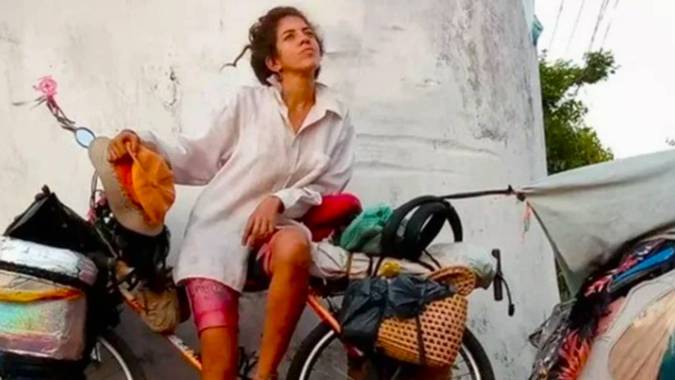Escalofriantes detalles del asesinato de una artista hispana que viajaba en bicicleta por Brasil