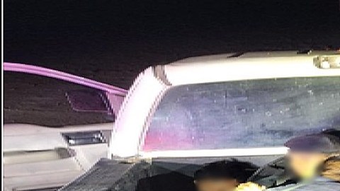 Encuentran a 40 migrantes hacinados en vehículos en la frontera sur cerca de El Paso