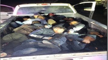 Encuentran a 40 migrantes hacinados en vehículos en la frontera sur cerca de El Paso