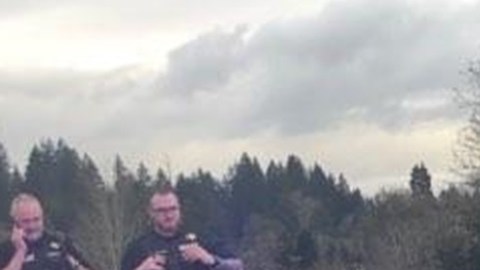 Dos niños saltan de un auto robado y escapan del sospechoso de secuestro en Portland