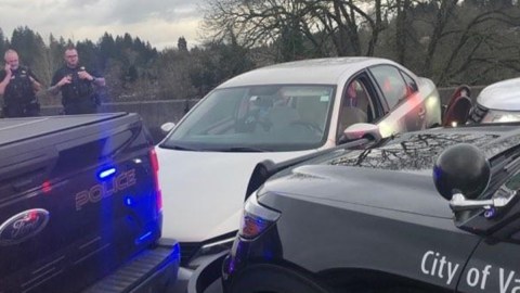 Dos niños saltan de un auto robado y escapan del sospechoso de secuestro en Portland