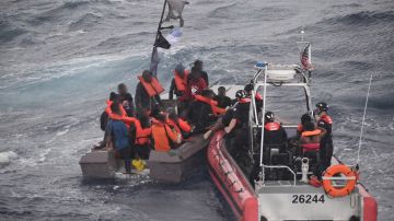 Guardia Costera de EE.UU. rescató a 33 personas de un barco que se hundía cerca de Haití