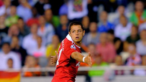 Manchester United's Mexican forward Javier Hernández (R) celebrates his goal against Valencia FC during their UEFA Champions League Group C football match against Valencia FC on September 29, 2010 at Mestalla stadium in Valencia. Manchester won 1-0. AFP PHOTO/ JOSE JORDAN (Photo credit should read JOSE JORDAN/AFP via Getty Images)