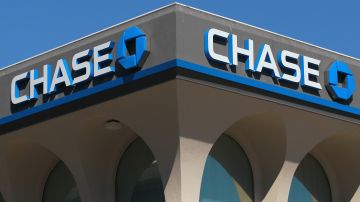 SAN FRANCISCO - OCTOBER 13: The Chase logo is displayed on the exterior of a Chase bank on October 13, 2010 in San Francisco, California. J.P. Morgan Chase reported a better than expected earnings with a twenty three percent raise in third quarter profit to $4.42 billion or $1.01 a share. (Photo by Justin Sullivan/Getty Images)