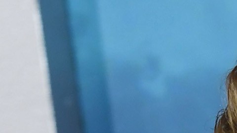 Amber Heard aparece con su peculiar cabellera pelirroja de su personaje y conviviendo con el bebé que también formó parte importante del elenco.