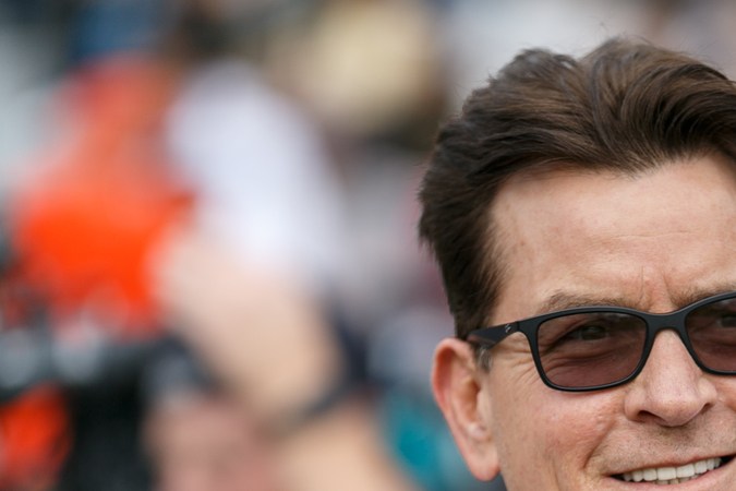 Vecina que atacó a Charlie Sheen condenada a dos años de libertad condicional