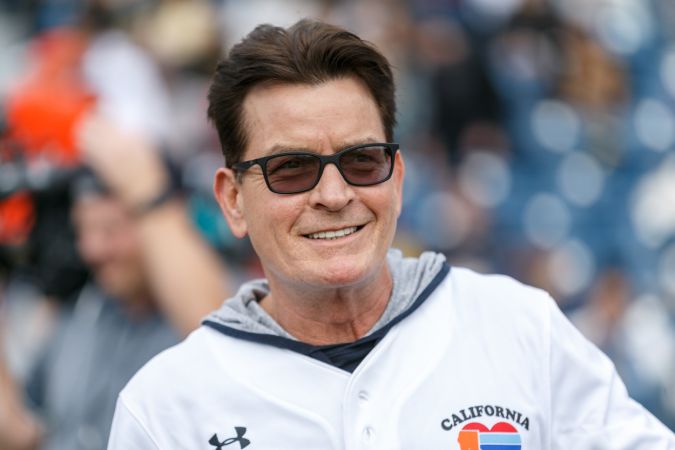 Vecina que atacó a Charlie Sheen condenada a dos años de libertad condicional