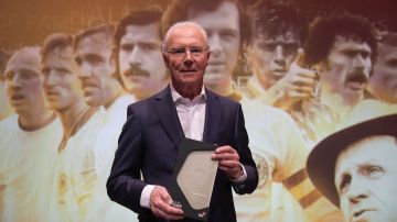 Former German football player Franz Beckenbauer holds his trophy as he attends the opening gala for the Hall of Fame of German Football at the German Football Museum in Dortmund on April 1, 2019. (Photo by Ina Fassbender / POOL / AFP) (Photo credit should read INA FASSBENDER/AFP via Getty Images)