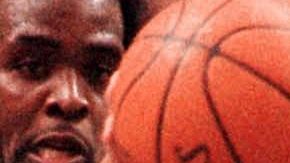 Sacramento Kings' center Scott Pollard (L) looks to pass the ball as he falls before Philadelphia 76ers' forward George Lynch (R) during the second quarter 16 March 2001 at the First Union Center in Philadelphia, PA. The Kings won 100-79. AFP PHOTO/TOM MIHALEK (Photo by TOM MIHALEK / AFP) (Photo credit should read TOM MIHALEK/AFP via Getty Images)