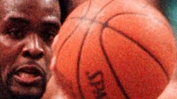 Sacramento Kings' center Scott Pollard (L) looks to pass the ball as he falls before Philadelphia 76ers' forward George Lynch (R) during the second quarter 16 March 2001 at the First Union Center in Philadelphia, PA. The Kings won 100-79. AFP PHOTO/TOM MIHALEK (Photo by TOM MIHALEK / AFP) (Photo credit should read TOM MIHALEK/AFP via Getty Images)