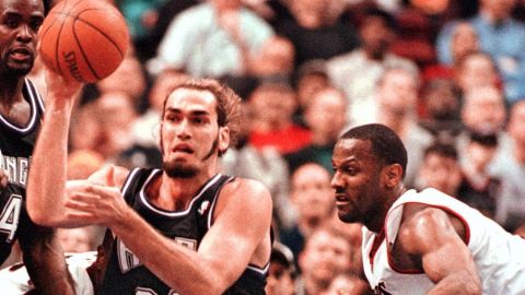 Sacramento Kings' center Scott Pollard (L) looks to pass the ball as he falls before Philadelphia 76ers' forward George Lynch (R) during the second quarter 16 March 2001 at the First Union Center in Philadelphia, PA. The Kings won 100-79. AFP PHOTO/TOM MIHALEK (Photo by TOM MIHALEK / AFP) (Photo credit should read TOM MIHALEK/AFP via Getty Images)