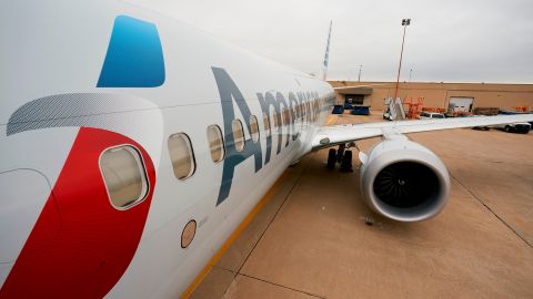 Asistente de vuelo en American Airlines es arrestado como sospechoso de grabar a una adolescente en el baño
