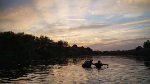 Rescatan a una mujer y a sus cuatro hijos con hipotermia tras pasar horas en el río Grande