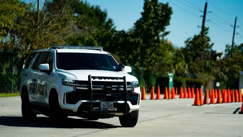 Trabajadores encontraron a una niña de 2 años atada con cinta adhesiva en departamento de Houston