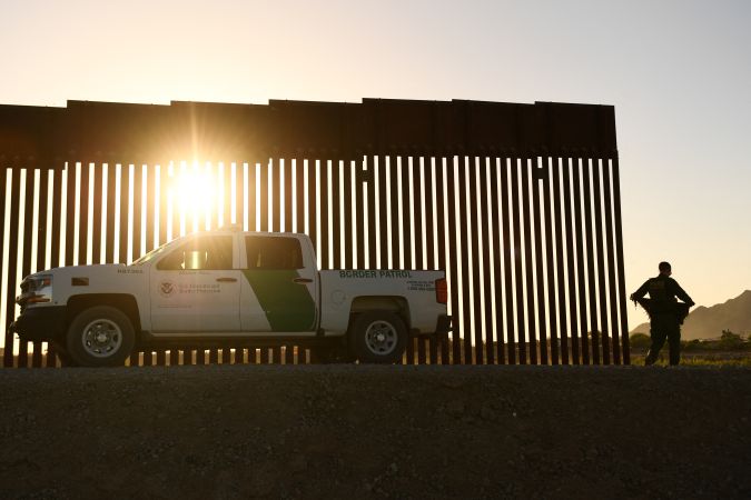 Una migrante murió y otras dos resultaron heridas tras caer el muro fronterizo en Texas