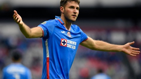 El delantero de la Selección de México, Santiago Giménez comentó que ve los partidos sé su antiguo equipo Cruz Azul.