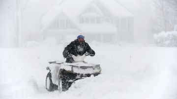 Nevadas y gélidas temperaturas dejan vuelos cancelados, escuelas cerradas y carreteras peligrosas
