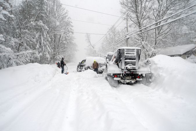 Tres muertos e importantes daños materiales tras el paso de la primera tormenta invernal del año en EE.UU.