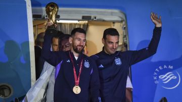 Lionel Scaloni posa junto a Lionel Messi, quien sostiene la Copa del Mundo que ganaron en Qatar 2022.