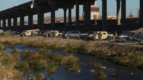 EE.UU. confirmó la muerte de 3 migrantes después de que Texas bloqueó el acceso de la CBP a la frontera