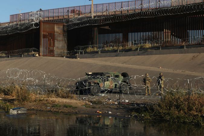 EE.UU. confirmó la muerte de 3 migrantes después de que Texas bloqueó el acceso de la CBP a la frontera