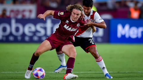 LANUS, ARGENTINA - MARCH 04: Pedro De La Vega of Lanus competes for the ball with Robert Rojas of River Plate during a match between Lanus and River Plate as part of Liga Profesional 2023 at Estadio Ciudad de Lanus (La Fortaleza) on March 4, 2023 in Lanus, Argentina. (Photo by Marcelo Endelli/Getty Images)