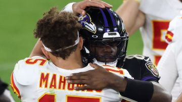 BALTIMORE, MARYLAND - SEPTEMBER 28: Quarterbacks Patrick Mahomes #15 of the Kansas City Chiefs and Lamar Jackson #8 of the Baltimore Ravens hug following the Chiefs win at M&T Bank Stadium on September 28, 2020 in Baltimore, Maryland. (Photo by Rob Carr/Getty Images)