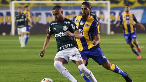 Junior Benítez (d) durante su etapa como jugador de Delfín, después de su paso por la Liga MX.