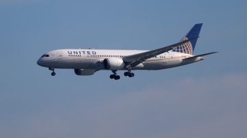 Avión de United Airlines aterrizó de emergencia en Florida tras posible problema con una puerta