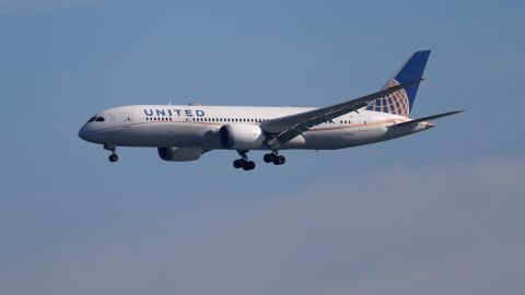 Avión de United Airlines aterrizó de emergencia en Florida tras posible problema con una puerta