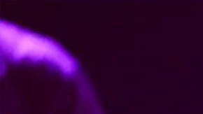 En las imágenes podemos ver al joven canadiense cantar junto a un guitarrista y un set de DJ.