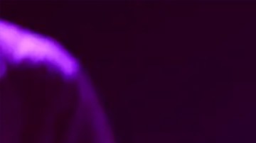 En las imágenes podemos ver al joven canadiense cantar junto a un guitarrista y un set de DJ.