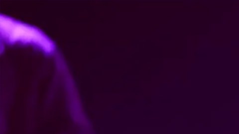 En las imágenes podemos ver al joven canadiense cantar junto a un guitarrista y un set de DJ.
