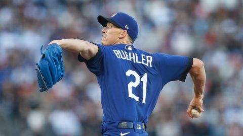 Walker Buehler lanzando para Los Angeles Dodgers.