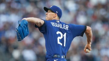 Walker Buehler lanzando para Los Angeles Dodgers.