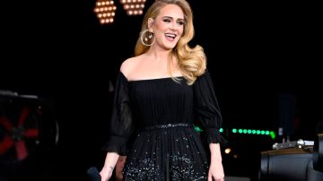 En el video, publicado en sus redes sociales, Adele presenta imágenes de ella misma en blanco y negro.