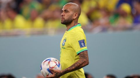 Dani Alves durante un partido con Brasil en el Mundial de Qatar 2022.