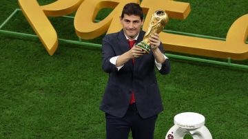 LUSAIL CITY, QATAR - DECEMBER 18: Iker Casillas presents the FIFA World Cup trophy prior to the FIFA World Cup Qatar 2022 Final match between Argentina and France at Lusail Stadium on December 18, 2022 in Lusail City, Qatar. (Photo by Richard Heathcote/Getty Images)