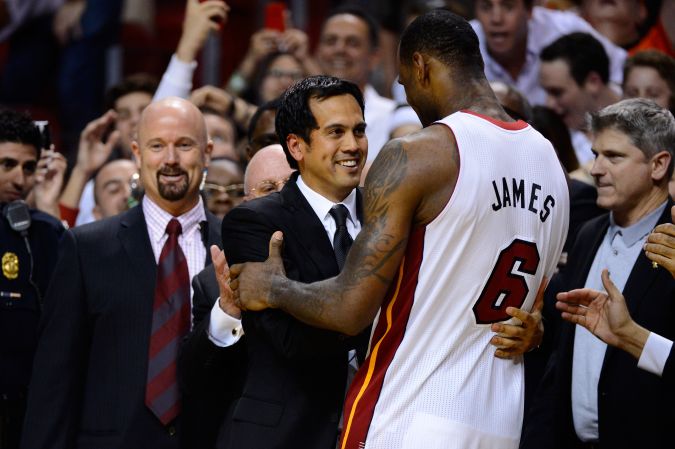 Erik Spoelstra junto a LeBron James. Ronald Martinez- getty Images.