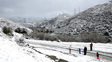 SANTA CLARITA, CALIFORNIA - FEBRUARY 25: People take advantage of freshly fallen snow in Los Angeles County along San Francisquito Canyon on February 25, 2023 near Santa Clarita, California. A major storm, carrying a rare blizzard warning for parts of Southern California, is delivering heavy snowfall to the mountains with some snowfall expected to reach lower elevations in Los Angeles County. (Photo by Mario Tama/Getty Images)