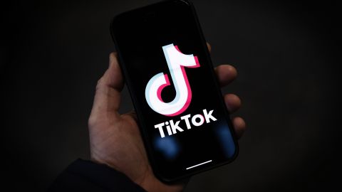 Madre cuya hija murió en desafío de TikTok pide a tribunal reactivar demanda por mortal reto viral