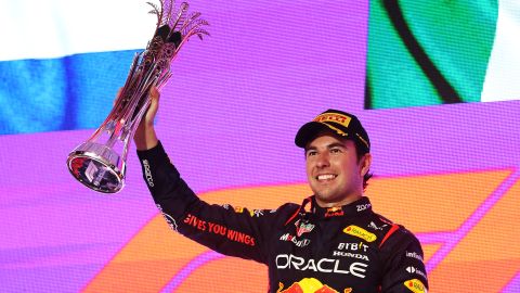 El mexicano Sergio "Checo" Pérez celebrando su primer lugar en el Gran Premio de Arabia Saudita 2023.