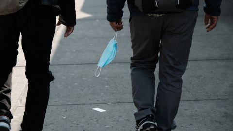 Mascarillas vuelven a algunos hospitales de EE.UU. ante un pico de contagios de COVID